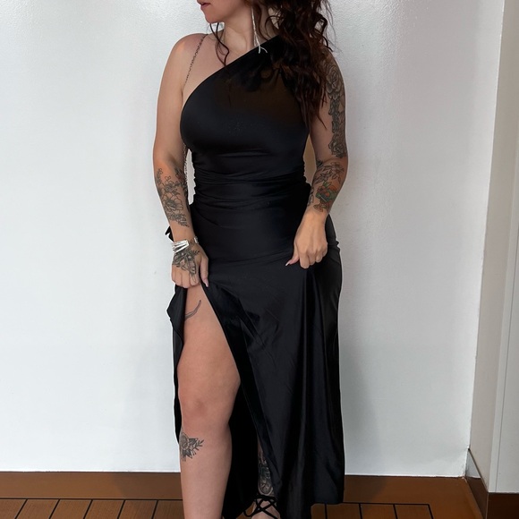 Elegant Black One-Shoulder Dress - Picture 3 of 5